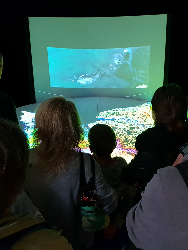 Des visiteurs observent un mapping projeté sur la maquette interactive NormanDisplay lors du TURFU Festival 2018.
